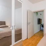 Apartament Sara *